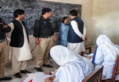 نياڻين جي امتحاني سينٽرن ۾ مرد انتظاميه جا لامارا ڇو؟